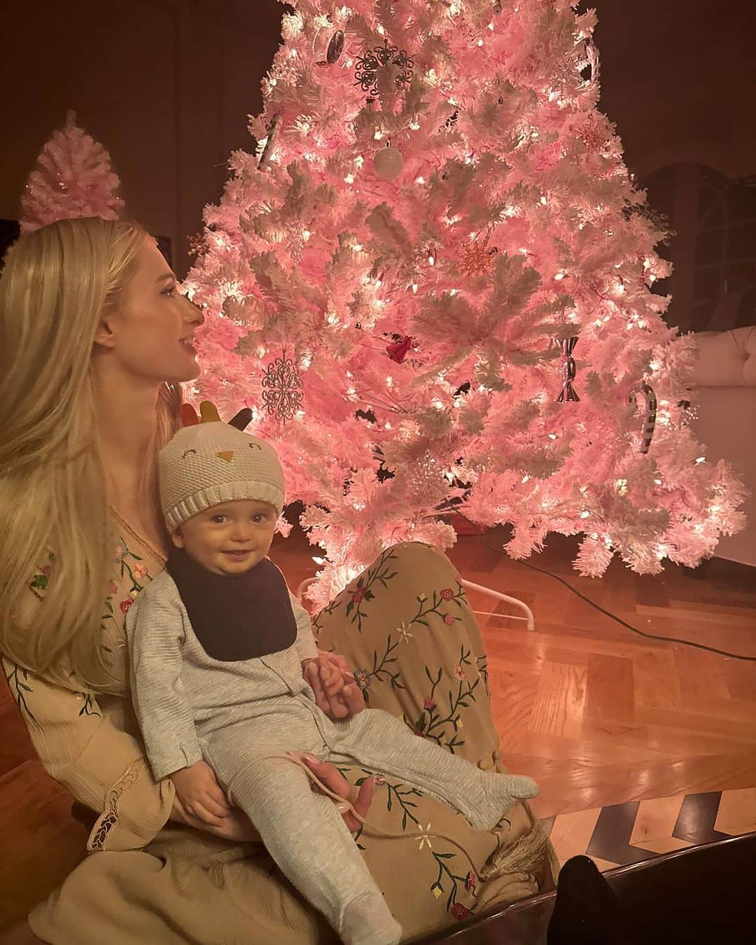 パリス・ヒルトンさんのインスタグラム写真 - (パリス・ヒルトンInstagram)「Celebrating our baby girl London with a pink Christmas! 💕💕🎄💕💕」11月26日 6時56分 - parishilton