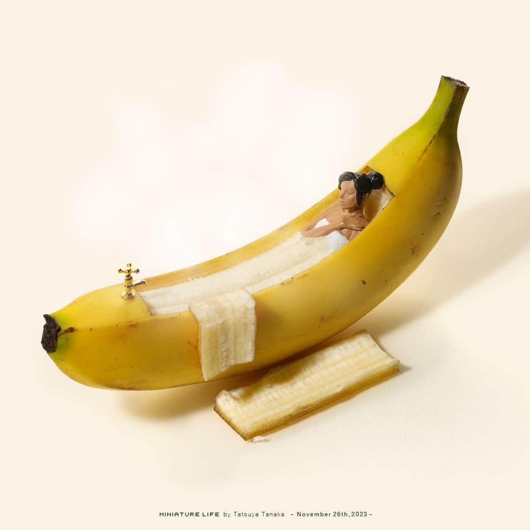 田中達也さんのインスタグラム写真 - (田中達也Instagram)「“Banana Bath” ⠀ ⠀ バナナふろーツ ⠀ ⠀ 今日は #いい風呂の日 です。 ─────────────────── 《EXHIBITION info》 ⠀ 【small MUJI展 日用品のたのしみ方 in 大阪】 small MUJI -Enjoying Everyday Item- in Osaka until : Jan. 7, 2024 ⠀ 【ミニチュアライフ 神戸エアポート】 MINIATURE LIFE × KOBE AIRPORT」11月26日 7時00分 - tanaka_tatsuya