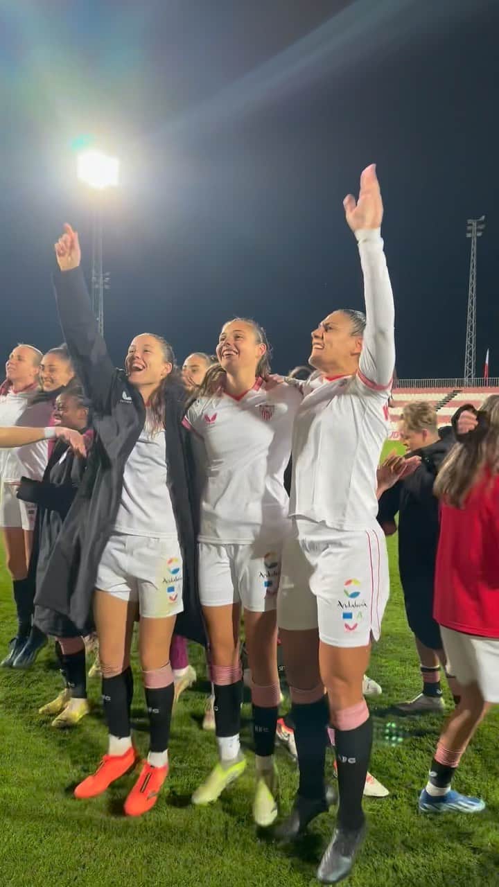 セビージャFCのインスタグラム：「Celebración inside del @sevillafc_fem 🙌  #LigaF #VamosGanando」