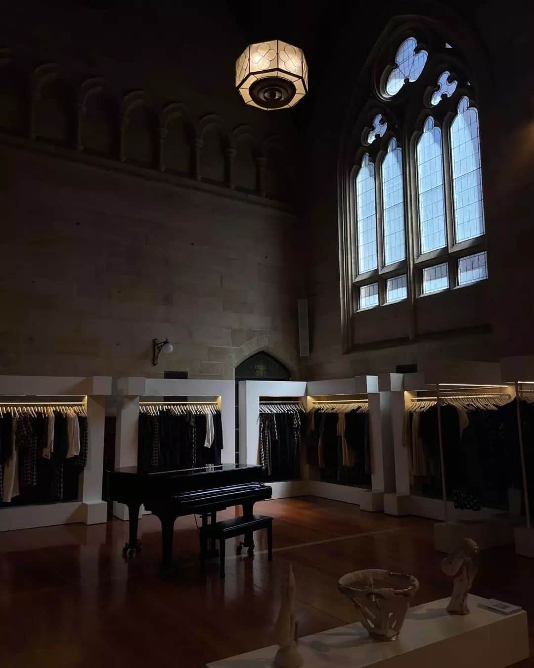アルファ60のインスタグラム：「Our beautiful Chapter House concept store. Open today from 11am until 5pm — Drop by and visit our brilliant retail superstars ★ Plus shop 20% off storewide and receive a free gift with each purchase. Happy Sunday!」