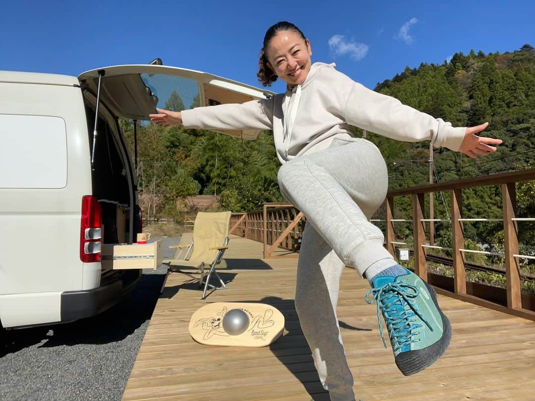のインスタグラム：「そしてーーー🥾  #keenjapan2023秋冬　⇨ @keen_japan  New ニューカラー🩵のジャスパーーー❗️✨  《Jasper》 KEENを代表するJASPER（ジャスパー）は、 発売から15周年を迎える定番アウトドアスニーカー。 クライミングシューズをモチーフにしたデザインに、 コンフォートシューズの履き心地をハイブリッド。  気分が上がり、身体と馴染む。 街から山まで “今ここ” を楽しむ事に寄り添うロングセラー  一目惚れ🤩 キャンプにも街のお出かけにも、 スカートにもズボンにも合わせやすく 春にも爽やかに履き続けられる✨ グッとワクワクするウォーキングタイム🚶になるはず❗️  可愛い😍🩷💙  今季は、足上げスタイルで新作をご紹介しました🦵😆  みんなで歩いて元気な2023年締めくくり 2024年に歩んでいきましょ٩( ᐛ )و❤️  #keen 💗 #keenjapan 👟　#jasper  #footwear #shoese #秋冬 #シューズ #靴 #おにゅう  #new #ジャスパー #newcollection  #おでかけ #クライミング #地球と人に優しい  #outdoor #sport」