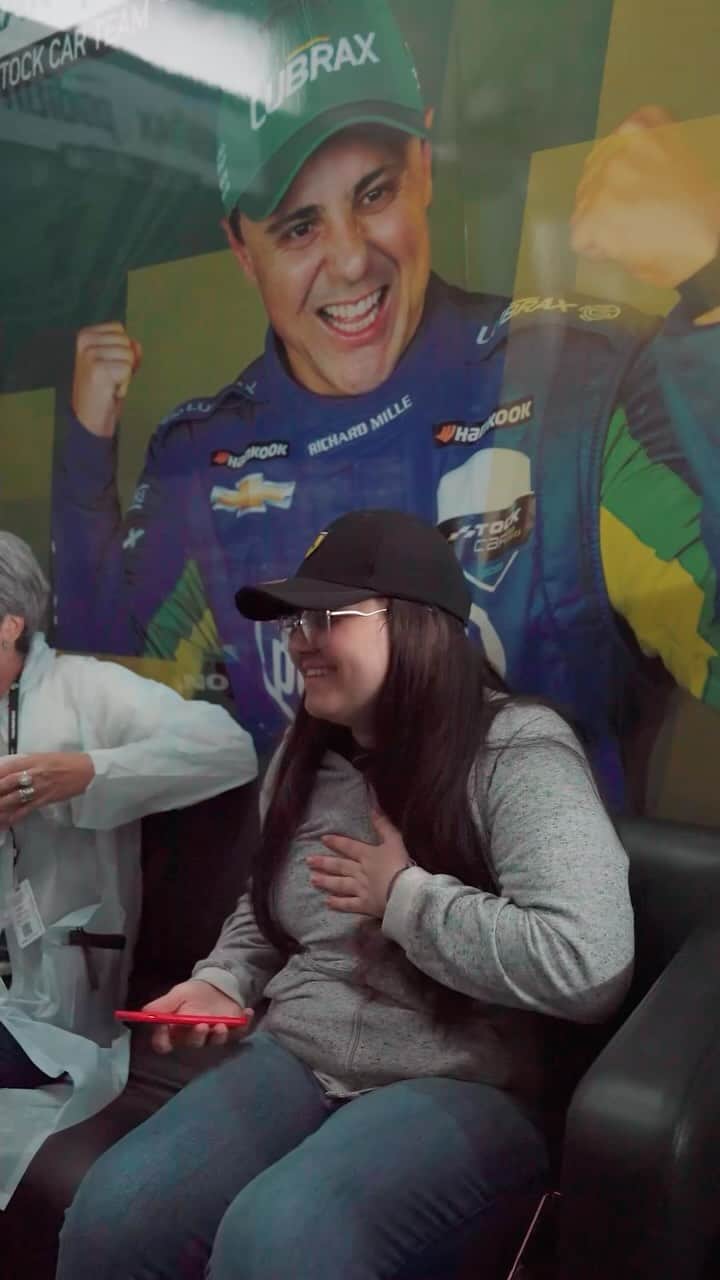 フェリペ・マッサのインスタグラム：「R$2.00 ou um presente misterioso?! 🎁 Surpresas podem acontecer no autódromo... 👀 Hoje tivemos as ilustres presenças da dona Dulce e da Marina, que deram muita sorte para o nosso piloto Julio Campos que finalizou a qualy em P3. Mãe e filha rodaram muitos km de Foz do Iguaçu até Cascavel para acompanhar essa etapa da #StockCar e torcer muito que amanhã tem a prova 🔥」