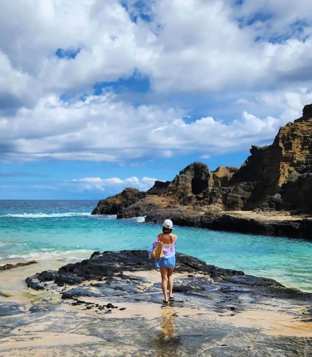 長谷川朋美さんのインスタグラム写真 - (長谷川朋美Instagram)「美しいエタニティビーチ🌈サンディビーチの手前にあり溶岩が海に流れ込んだ険しい海岸線の途中にあります。  オアフ島の中でもペレ（火山の女神）を 感じられる大好きなエリアです😍  他にも大好きな、 ハワイカイでラグーンを眺めながらランチをし カイルアではいつも行くクリスタルSHOPへ。  私もパパさんもヒーリングをしてもらい その時必要な石を教えてもらい ゲットしてきました✨  そしたら帰りの駐車場で見たこともない 夕焼けの空が広がっていた❣️  なんと空がパッカーンと割れて まるで宇宙からUFO🛸が降り立つのではないか⁈ という感じ🥹  きっとこのタイミングでここに来ることを 歓迎されて必要なアクションだったのだな、 と受け取りました❤️  #eternitybeach  #エタニティビーチ #hawaii #ハワイ#カイルア #ハワイカイ #kailua #hawaiikai #クリスタル #crystal #crystalhealing」11月26日 7時11分 - hasegawa.elena.tomomi