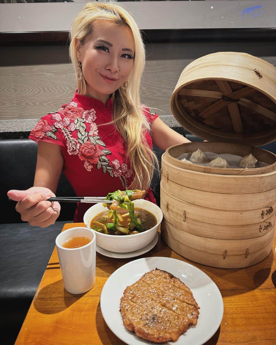 ライナ・ホワンのインスタグラム：「I’m not a fan of din tai Fung in the states but I feel Ike it’s a must try in Taiwan 🇹🇼- there’s a location that’s inside the Taipei 101 observatory and pro tip grab a ticket  for the line and kill time going up to see the beautiful view 😍 @dintaifungtw   Xiao long Bao is an extremely popular dish in Taiwan 🇹🇼 and we often eat it for breakfast or a snack or just when you feel like it 😂 it’s super juicy but be careful it’s hot right off the steamer don’t burn yourself!   I would say din tai Fung makes the skin very thin but I always grew up with thicker skin for more of a bite… which would you guys prefer?   Stay tuned for my full video on YouTube ✨🥰」
