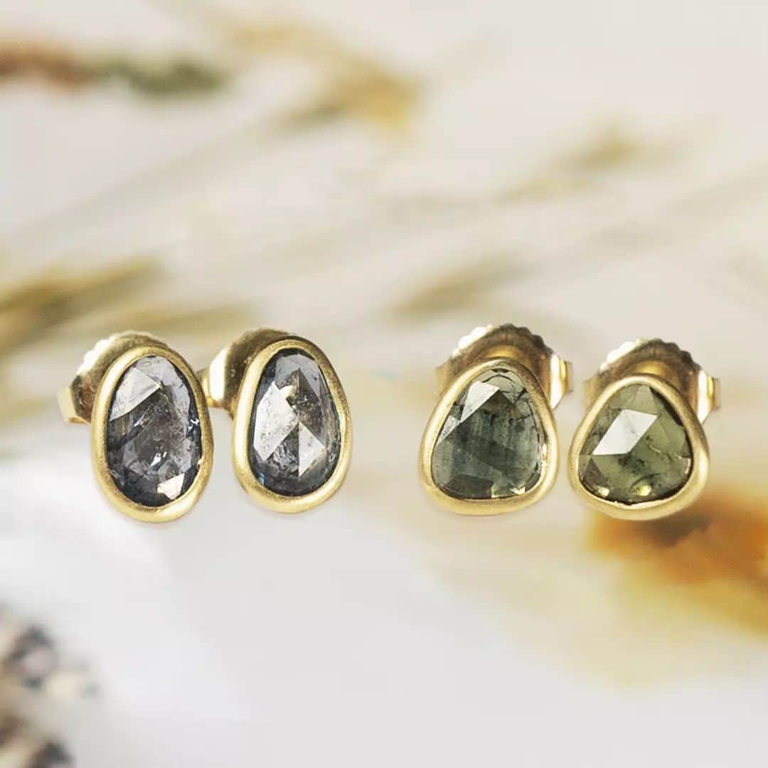 ミーアンドローさんのインスタグラム写真 - (ミーアンドローInstagram)「These Montana rose cut blue and green sapphires studs are unique and translucent!」11月26日 7時17分 - meandrojewelry