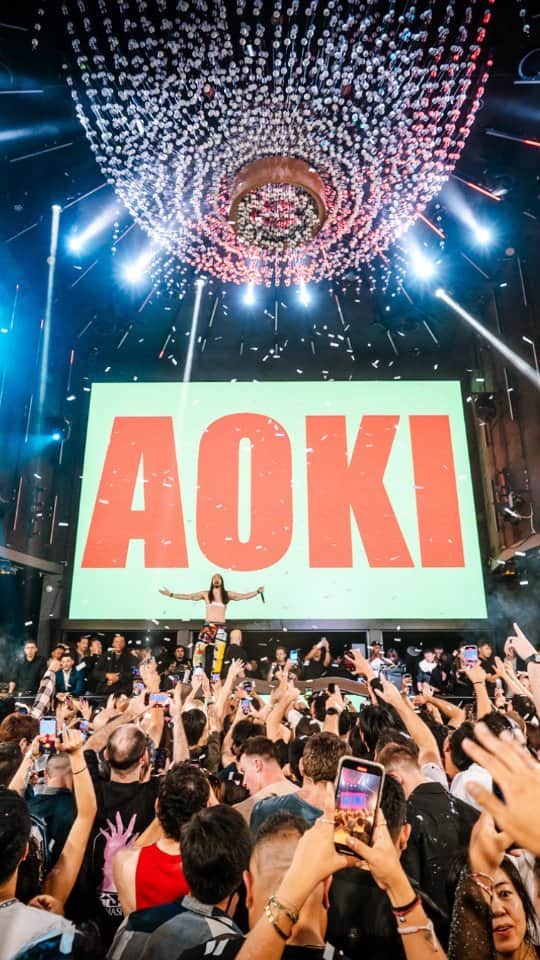 スティーヴ・アオキのインスタグラム：「When you party with @steveaoki, you get to have your cake & eat it too! 🤪🎂」