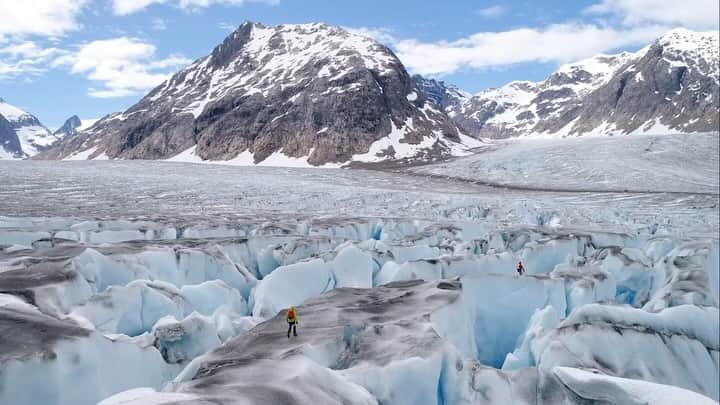 Keith Ladzinskiのインスタグラム：「Just out for a sapphire stroll // Greenland w/ @mikelibecki @ethan_pringle @andy_mann @connor_seybert」