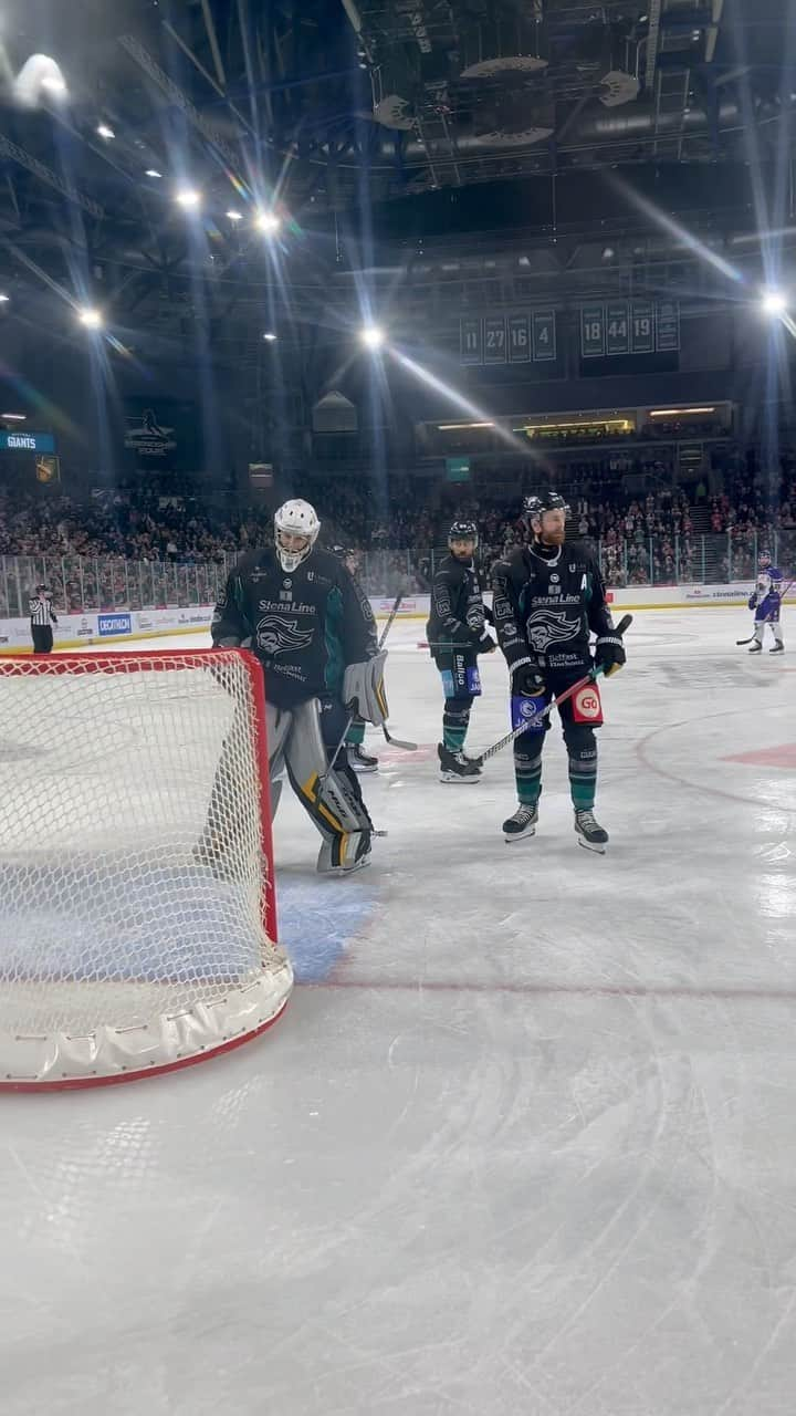 ペトル・チェフのインスタグラム：「The moment @petrcech was called upon during tonight’s home game at @thessearenabelfast 🔊 #WeAreGiants #GiantsTogether」