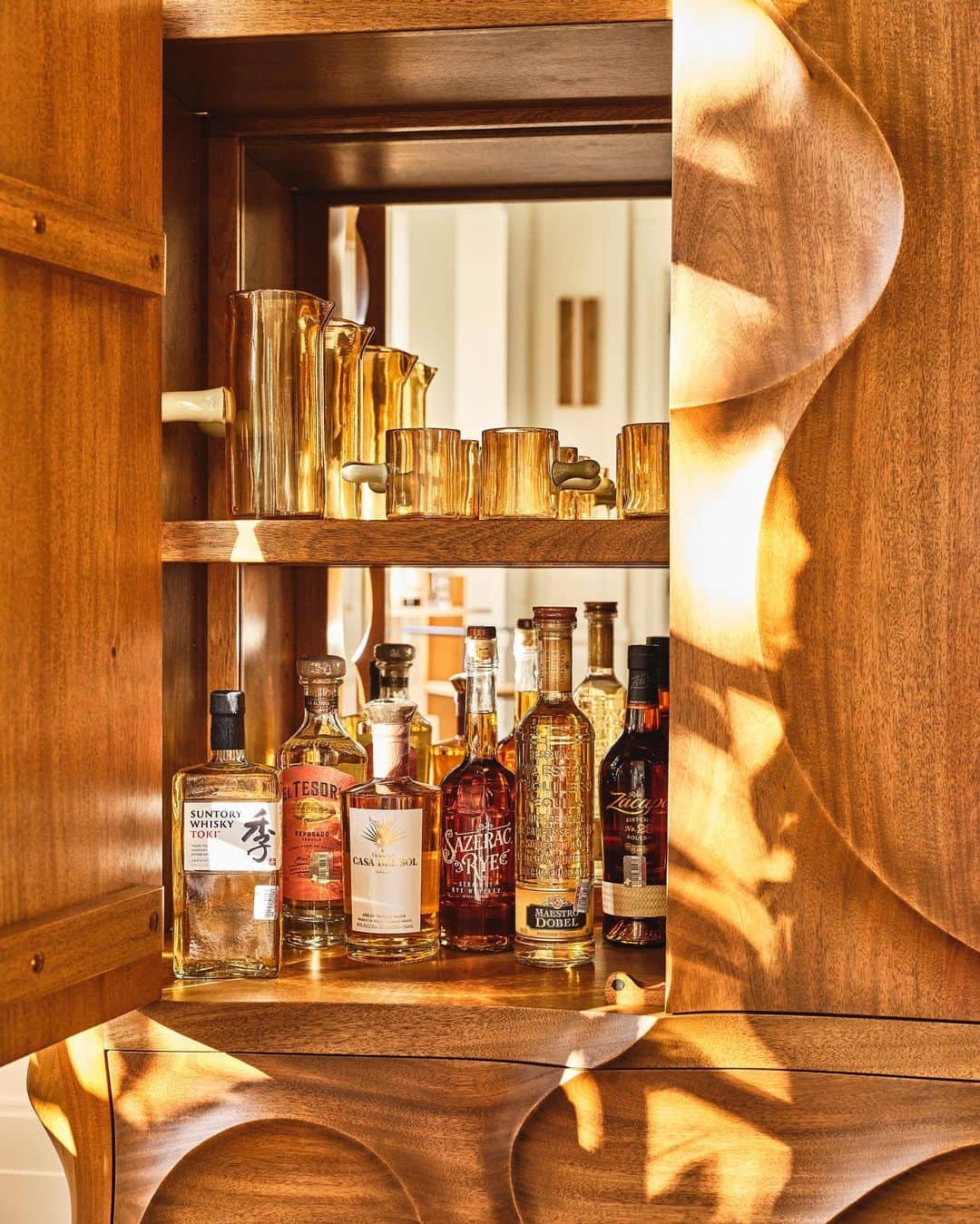ケリーウェアスラーのインスタグラム：「COCKTAIL HOUR XK」