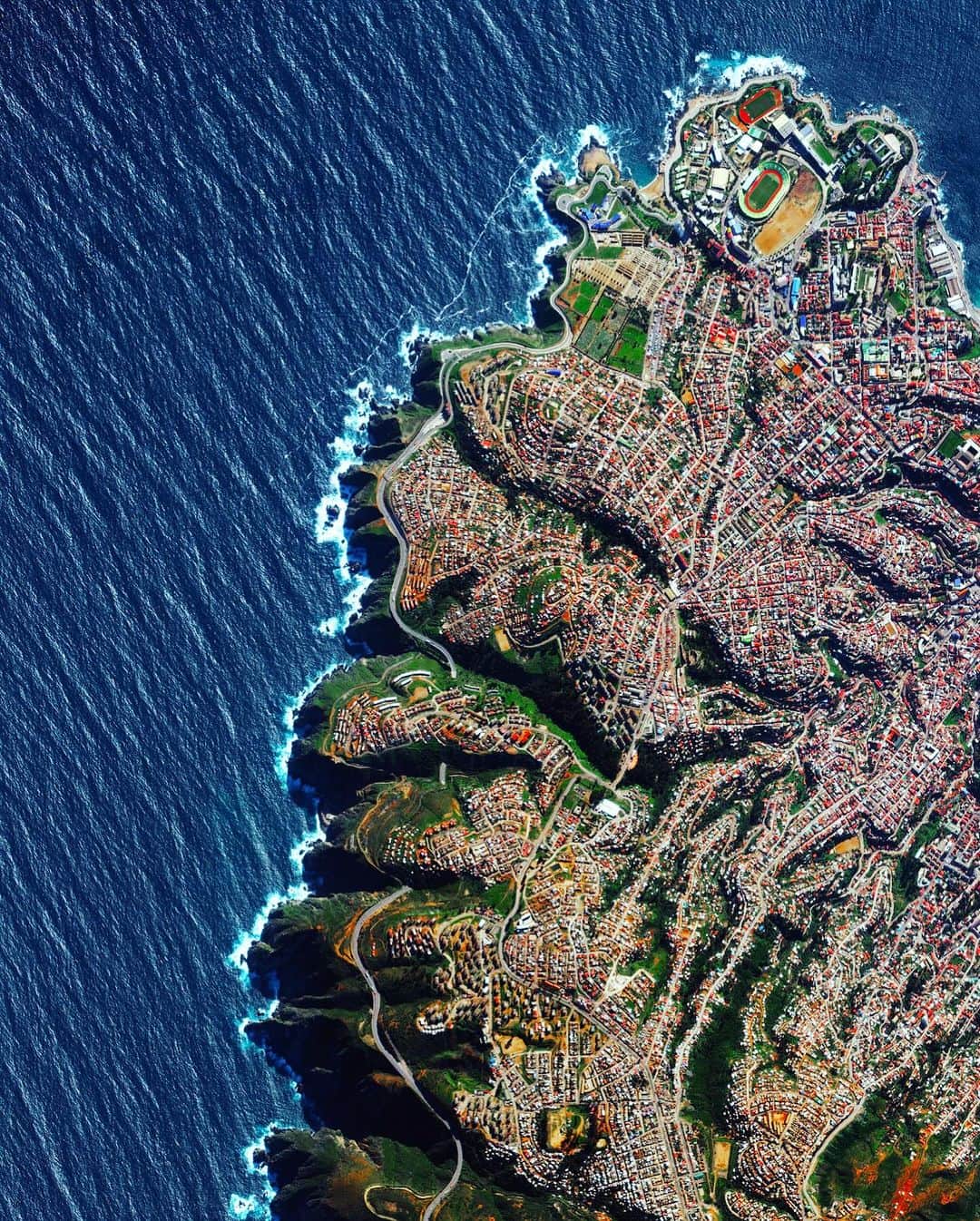 Daily Overviewのインスタグラム：「Our HOLIDAY SALE continues with this shot of Valparaíso, Chile. Link in bio to see our entire collection of prints!  Valparaíso is built upon dozens of steep hillsides overlooking the Pacific Ocean. Known as ‘The Jewel of the Pacific’, the city is the sixth largest in the country and is home to approximately 285,000 residents.  Use code “HOLIDAY20” for 20% off your entire order. Discount automatically applied to framed pieces.  Source imagery: @maxartechnologies」