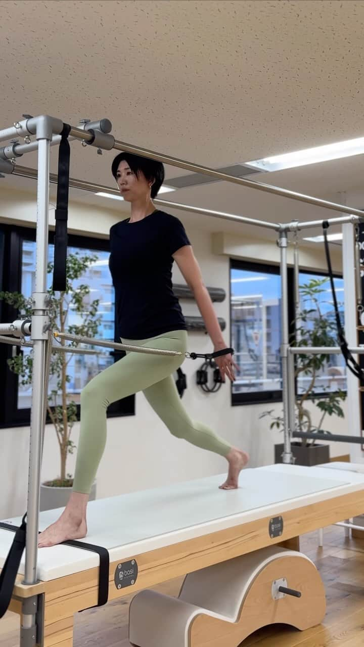 栗原恵のインスタグラム：「. #pilates  全身運動で疲労していくはずなのに 身体は整い、頭がクリアになっていく感覚💭  回数を重ねるごとに先生との呼吸もあってきて安心感もすごい☺️ @pilates_junko さん いつもありがとうございます✨  @erica__pilates さん いつも素敵な動画をありがとうございます🤍  終わってからの先生方とのフィードバックや 何気ない話をする時間も楽しくて この日もアッという間に時間が過ぎていきました⏳」