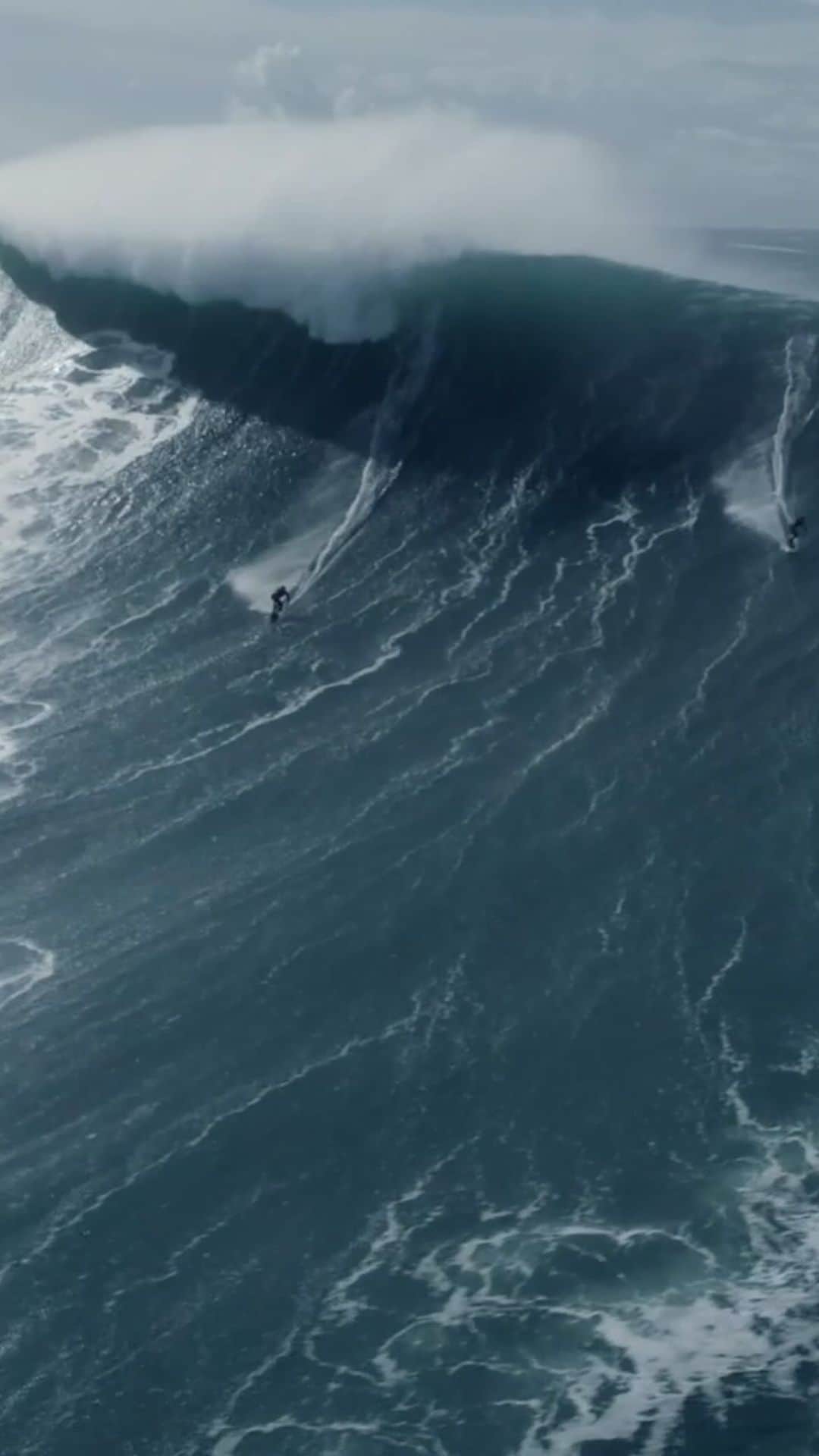 世界プロサーフィン連盟（WSL）のインスタグラム：「@pedroscooby faces his biggest fears in his full piece “Risk Vs. Reward”  Haven’t tuned in yet? Dive in now for the full episode, playing at our link in bio 💪  #RiskVsReward #FreeSurfing #Nazare」