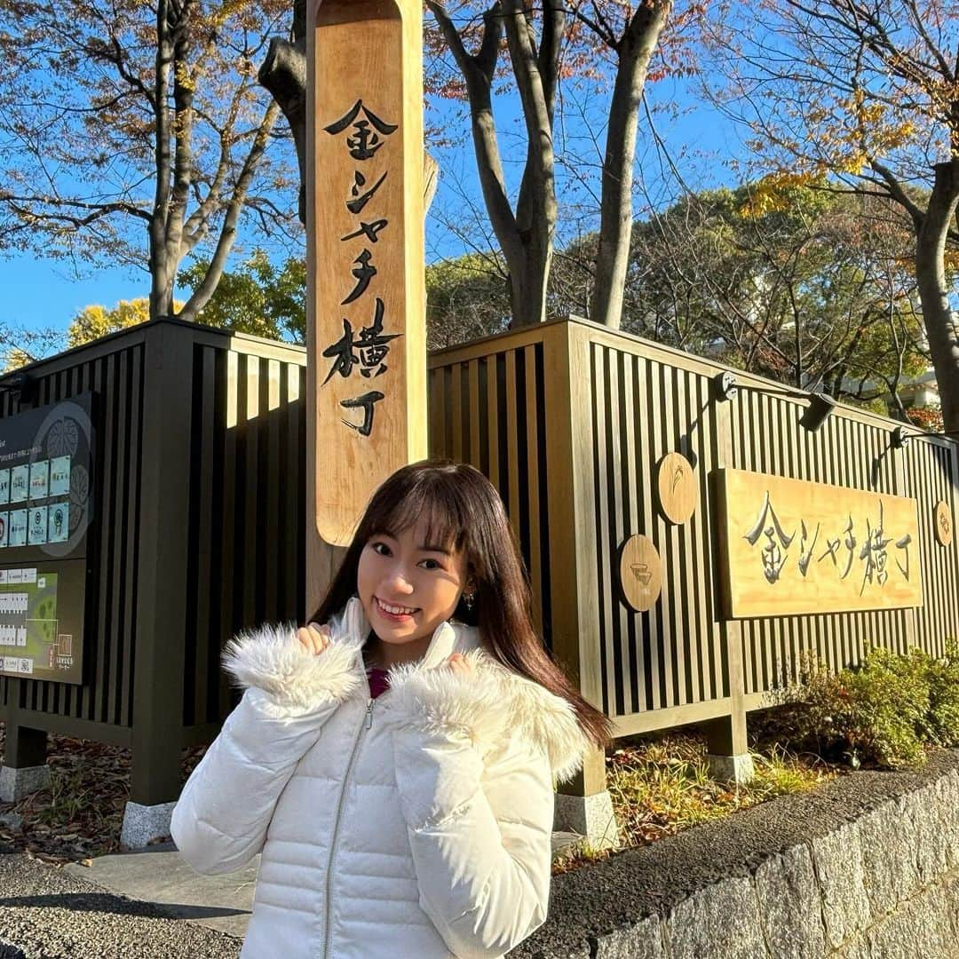 矢内井玲奈のインスタグラム：「おはようございます☀ 昨日は #宗春花魁道中2023 を観に行って参りました🏯 皆さん凄く素敵でした！  宗春様、義直様とお写真撮っていただきました❣️ 点灯式も凄く楽しみ🎄✨  本日、金シャチ横丁(宗春ゾーン)で歌わせていただきます🎤 出演は17:30頃〜の予定です！ ぜひ遊びに来てください☺️  #金シャチ横丁 #名古屋城」