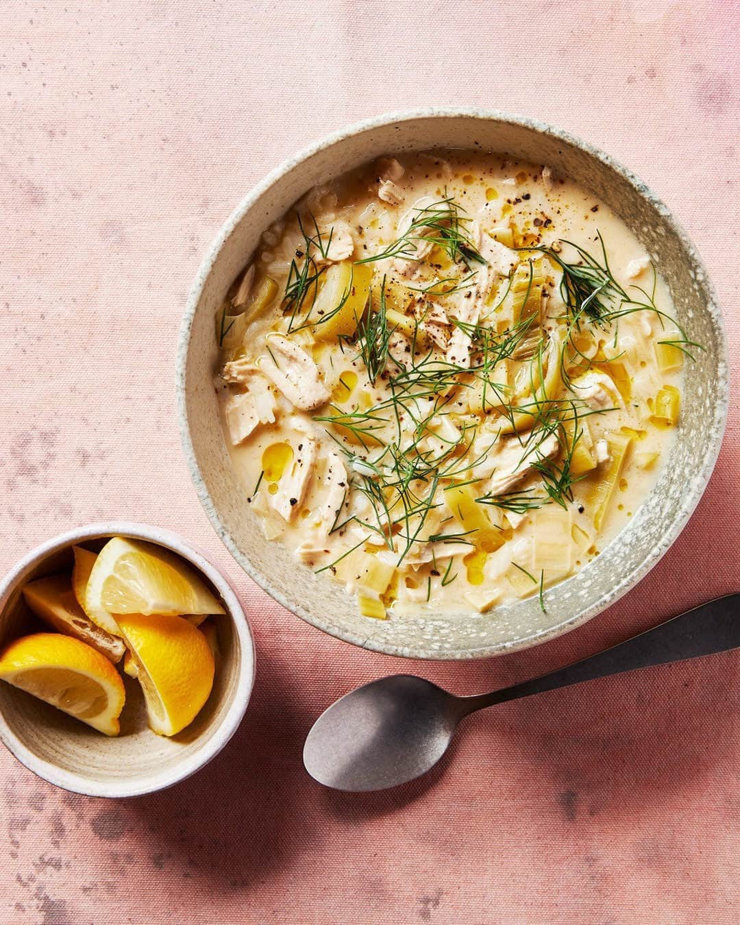 マーサ・スチュワートさんのインスタグラム写真 - (マーサ・スチュワートInstagram)「Still have some Thanksgiving turkey to use up? Make a batch of this comforting soup, which is a speedy riff on avgolemono, the classic Greek chicken soup. Egg yolks (they're the "avgo") add creaminess to simmering stock while lemon juice (the "lemono") brightens the flavor; cooked rice and shredded meat fill out every spoonful. If you have other prepared vegetables on hand, like sautéed greens or broccoli rabe, throw them in, too. The result is satisfyingly hearty—but not so much so that you'll conk out on the couch again. Get the recipe at the link in our bio. 📷: johnny_miller_」11月26日 8時05分 - marthastewart