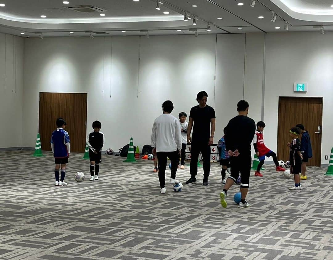 赤星拓さんのインスタグラム写真 - (赤星拓Instagram)「『サッカーは人生を変える 1 DAY SOCCER SCHOOL』 たくさんのご参加ありがとうございました！  元Fリーガー下野さんから教わったドリブルにチャレンジ⭐️ 鉄壁DF増川さんをかわしてシュート🥅⚽️  キラキラな子どもたちの笑顔が印象的でした✨  みんなでサッカー出来て楽しかったー‼️  またお会いしましょう👍 #イオンモール筑紫野 #ワンデーサッカースクール #Jリーグ #Fリーグ #増川隆洋 #下野王寬 #赤星拓 #地域貢献 @ttakawinwin @favela13_futebol @ssbiz_official」11月26日 7時42分 - akahoshi.taku_1