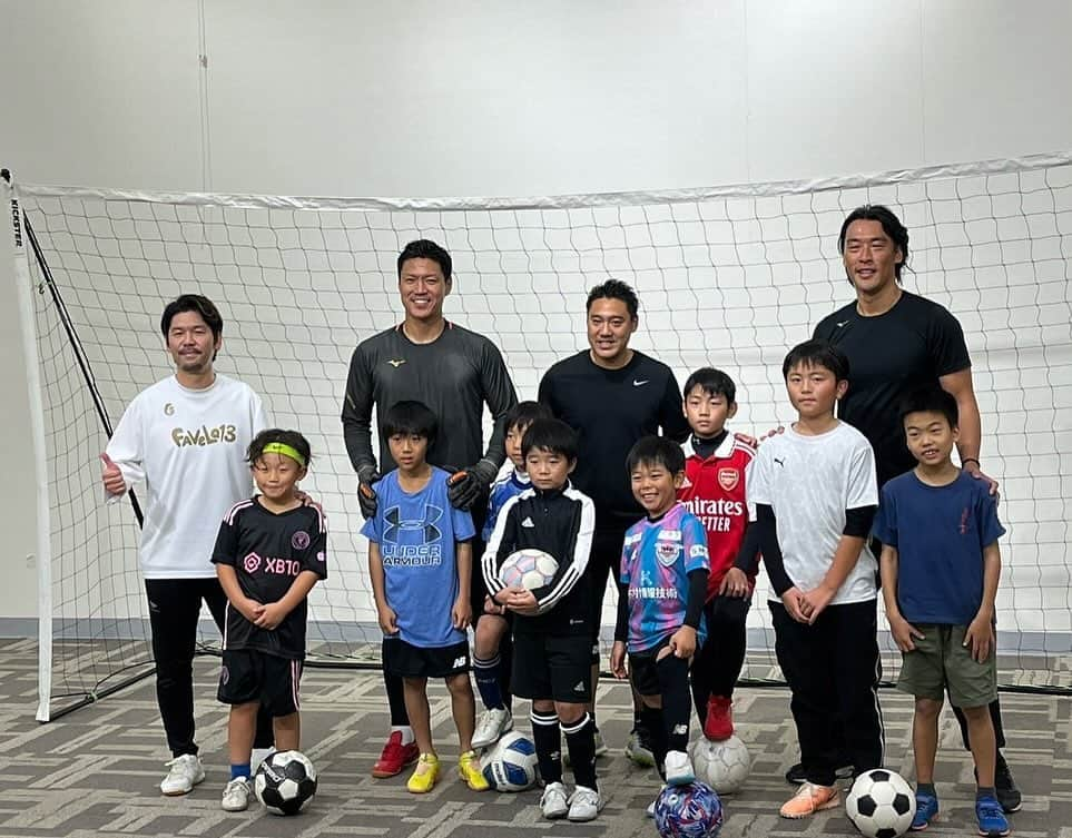 赤星拓のインスタグラム：「『サッカーは人生を変える 1 DAY SOCCER SCHOOL』 たくさんのご参加ありがとうございました！  元Fリーガー下野さんから教わったドリブルにチャレンジ⭐️ 鉄壁DF増川さんをかわしてシュート🥅⚽️  キラキラな子どもたちの笑顔が印象的でした✨  みんなでサッカー出来て楽しかったー‼️  またお会いしましょう👍 #イオンモール筑紫野 #ワンデーサッカースクール #Jリーグ #Fリーグ #増川隆洋 #下野王寬 #赤星拓 #地域貢献 @ttakawinwin @favela13_futebol @ssbiz_official」