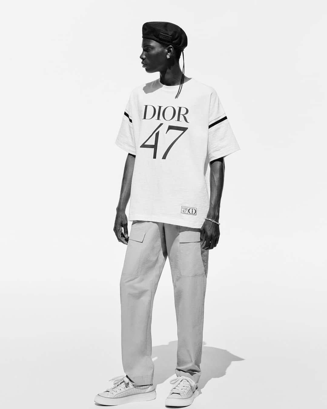 のインスタグラム：「A wardrobe in flux, with looks that are at once done and undone, radical and classical: the #DiorSpring24 men's collection by @MrKimJones adapts to individual style and self-expression, an easeful proposition where there’s no right or wrong way of dressing. Zoom in some of the highlights, including one of the line's must-have t-shirts, emblazoned with the number 47, a reference to the year the House’s iconic New Look collection was unveiled last century, and the new 'DiorBlackSuit' sunglasses with their modern square shape and signature hinge reminiscent of Dior men's suit stitching details. © @AlasdairMcLellan」