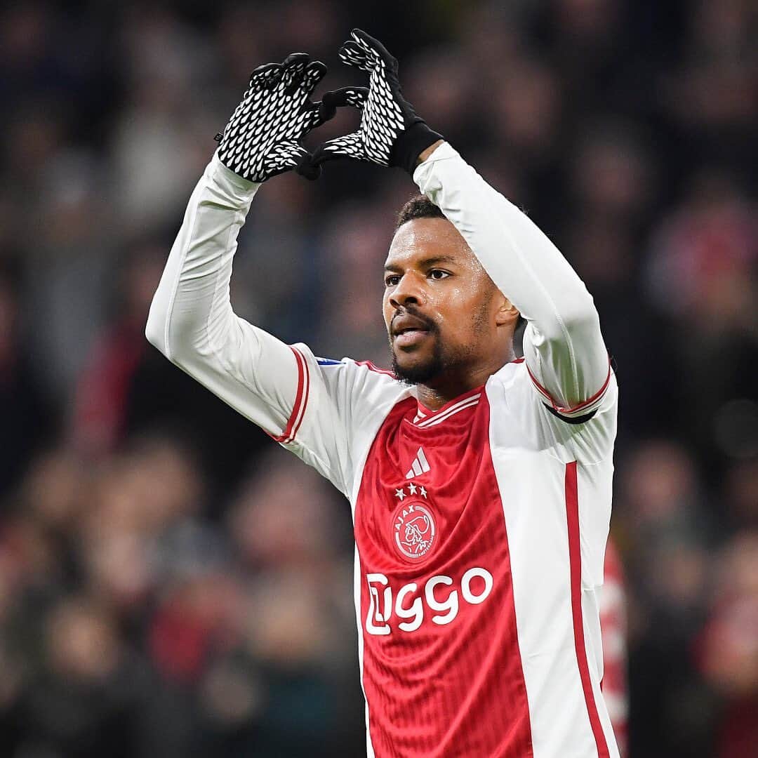 チュバ・アクポムのインスタグラム：「♥️🫶🏾♥️ #GodsPlan @afcajax」