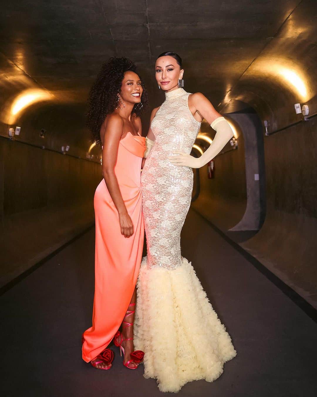 サブリナ・サトウのインスタグラム：「Hoje é dia dessa amiga linda ( uma das mulheres mais bonitas do mundo) , divertida e tao talentosa que quebrou barreiras e abriu caminhos. Parabéns, Taís Araújo! Tudo de melhor nessa vida!!! Amo muito te ver brilhar e estar com vc. Que você siga nos iluminando por muito tempo!!! Te amo ❤️👏🏽」