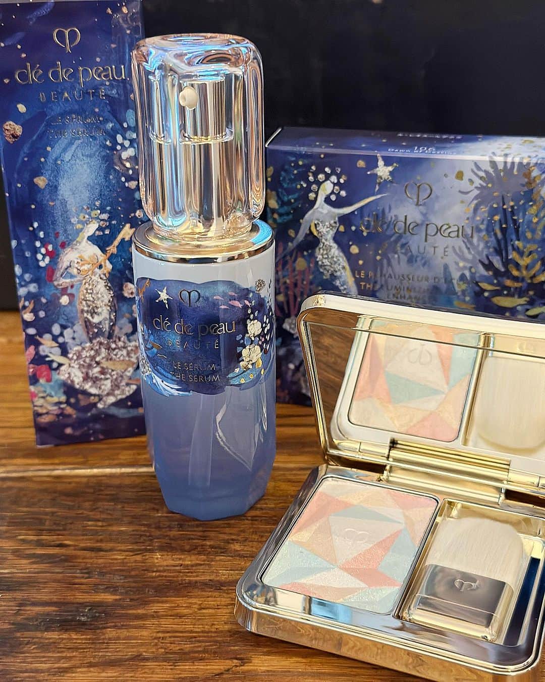 美舟のインスタグラム：「★HolidayCollection★ 【Radiant Sky Collection】 @cledepeaubeaute   ジュエリーデザイナーとして知られるエリー・トップとクレ・ド・ポー ボーテの共同開発‼️ CORPS CELESTE（天体）」にインスパイアされています。 女性が秘める無限の可能性と輝きを解き放ち、内なる強さと美の価値観を★  ★ル・レオスールデクラ106  ハイライティングパウダー❤️ 360度どこから見ても目を惹きつける輝き！ 肌に纏えば、内側から発光するような上品なツヤ。 透明感と立体感とキラキラとした輝きを生み出して肌までをも美しく見せてくれます。  ★ル・セラム 肌の土台である角層細胞へアプローチ “輝きを生み出す” 環境ダメージ要因から肌を守り、 みずみずしくすこやかな輝きを引き出します。  https://www.cledepeau-beaute.com/jp/holiday2023_pdp.html  #限定 #クレドポーボーテ」
