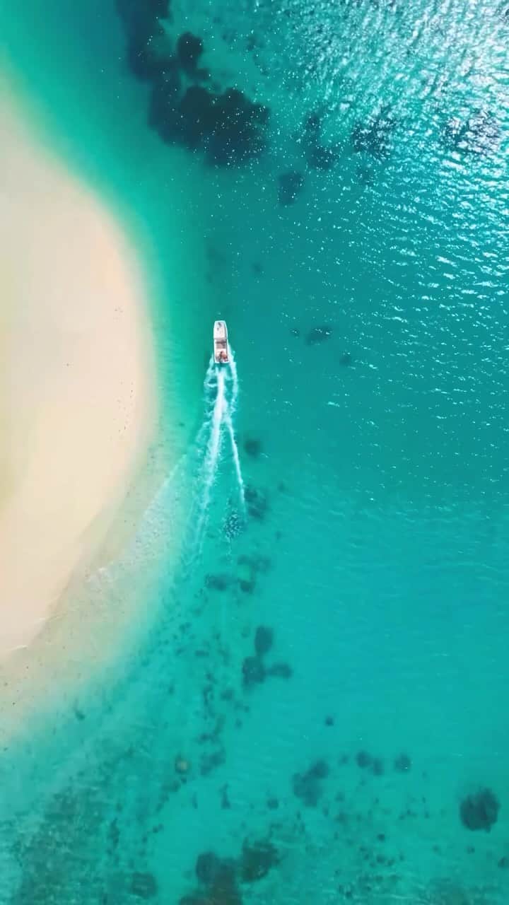 BEAUTIFUL DESTINATIONSのインスタグラム：「@en.joytravel captures the essence of Maupiti, French Polynesia, where turquoise waters meet pristine white sandy beaches. 🐚☀️ The definition of paradise, spend your days here swimming, snorkeling, and sunbathing, or why not take a boat out to explore? 🌴  Have you ever seen an ocean this blue? 🌊  📽 @en.joytravel  📍 Maupiti, French Polynesia 🎶 thewashedathlete - Original audio」