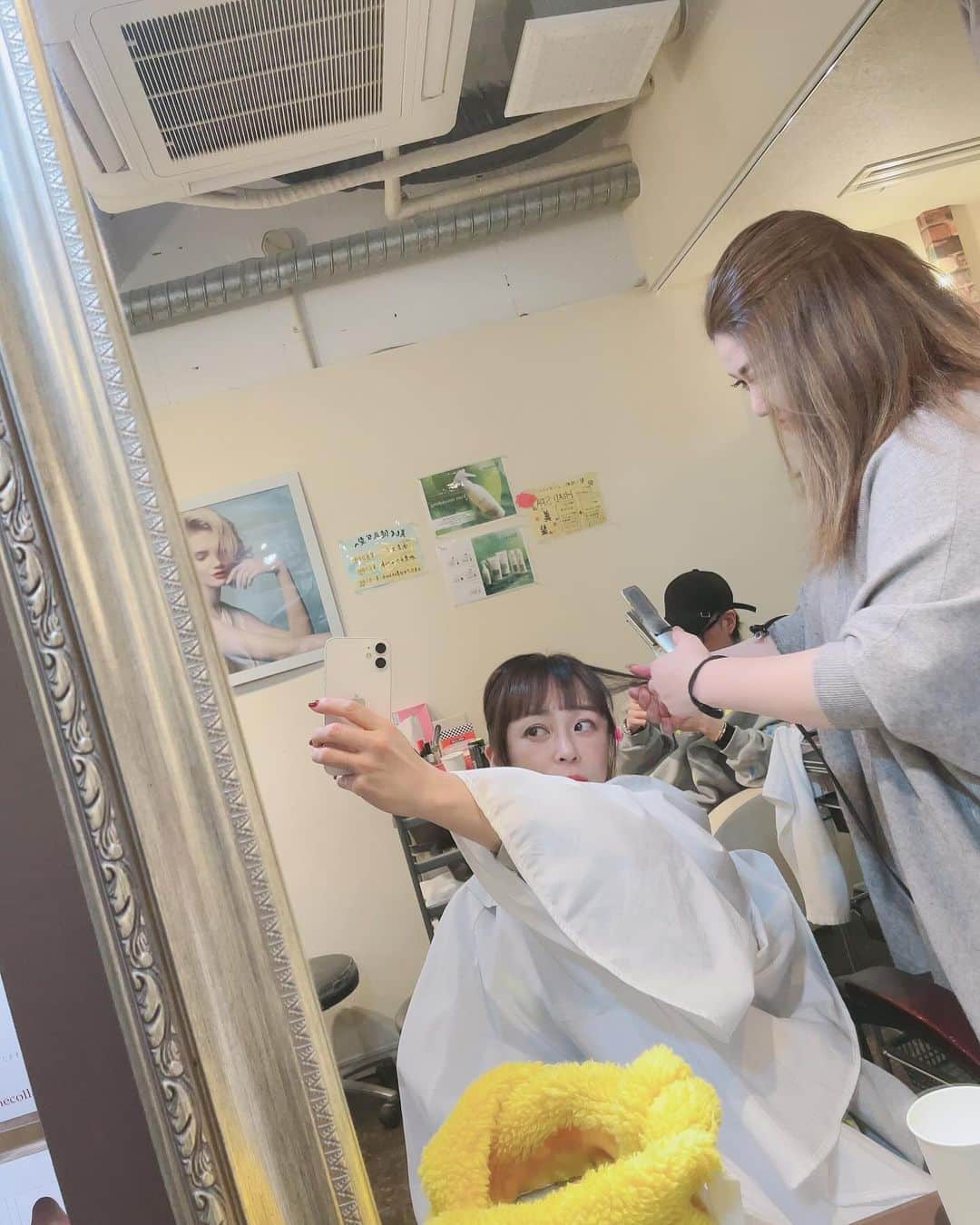 佐藤仁美のインスタグラム：「.  友達んとこで 髪切ってモラタ  久々に好き この髪型好き ちょっと 姫カット入ってるん  かーわゆ  この後も飲みに行って イケイケGOGOでした  #福岡 #中洲」