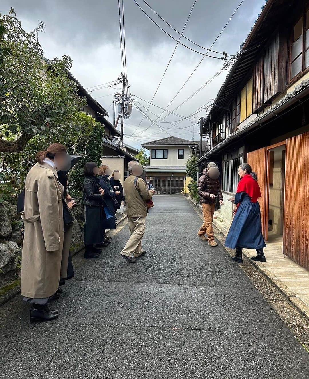 村上隆のインスタグラム：「となりの村田 @tonari_no_murata  昨日と本日、オープンです！  昨日は大盛況過ぎて、お客様達をお会計でお待たせしてしまったとの事。申し訳ありませんでした。  新人さん達にとって初めての開店でしたので、もたついてしまったようです。 🙇‍♂️🙇‍♂️🙇‍♂️ 🙏🙏🙏  本日もよろしくお願いします。」