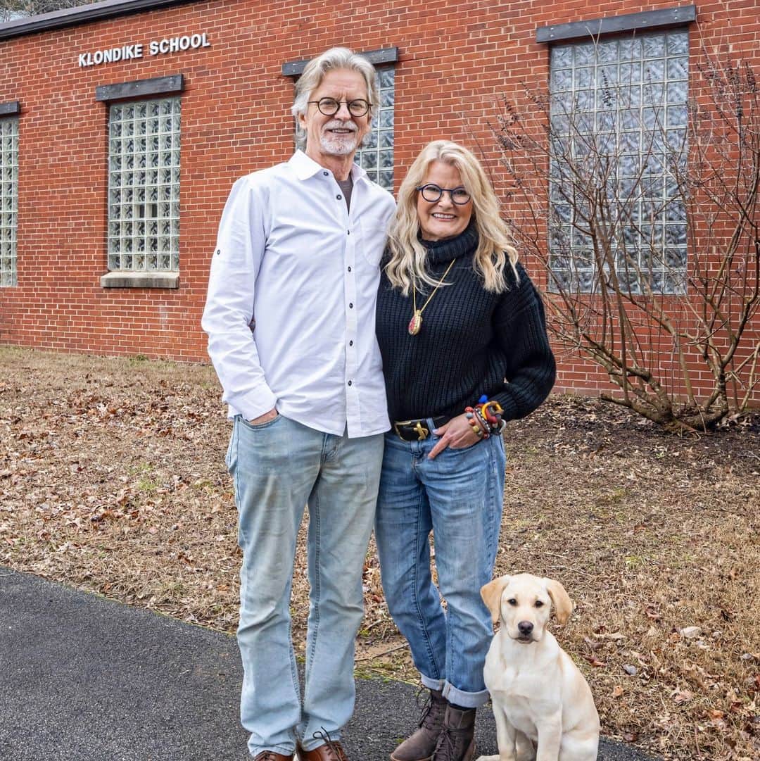 HGTVさんのインスタグラム写真 - (HGTVInstagram)「School is ALWAYS in session for the couple that calls this renovated Knoxville school home 🚌⁠ ⁠ JoAnnie and Grant Tharp, a retired teacher and architect, raised their family in an old school they repurposed into a one-of-a-kind home. Swipe through 👉 to take a look around. ⁠ ⁠ Head to the 👉 link in bio for the full tour. #HGTVDesign」11月26日 8時09分 - hgtv