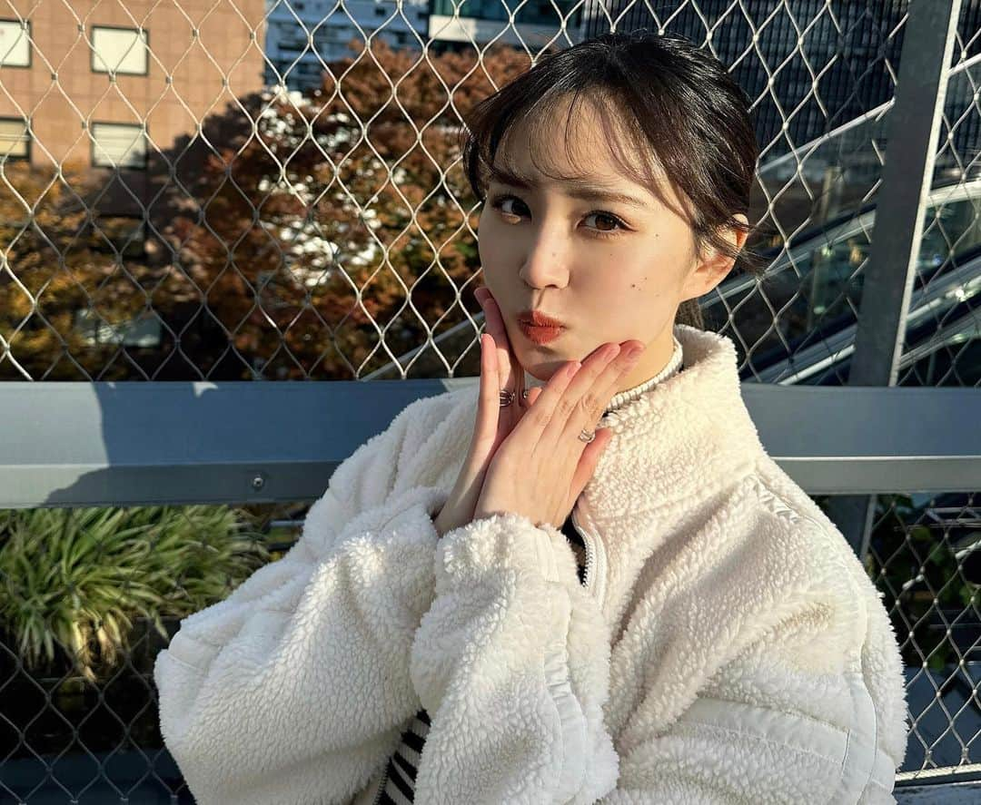 古賀成美のインスタグラム：「おはよっございますっ☀️ . . 寒くなってきましたね、、 着込んでお家でてください🏠 . . 今日も良い日曜日になりますように🙏🏼行ってらっしゃいませ〜 . . #珍しく　#朝　#投稿 #たまにはいいよね  #goodmorning」