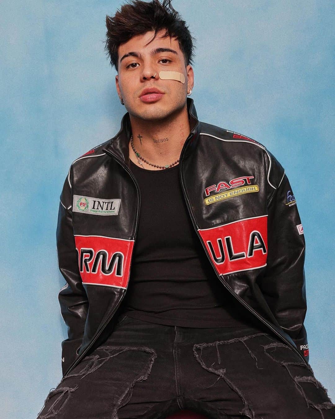 Sebastián Villalobosのインスタグラム：「highschool yearbook ✏️ | ¿cuál estilo queda mejor?  by @crimsoncrazed」