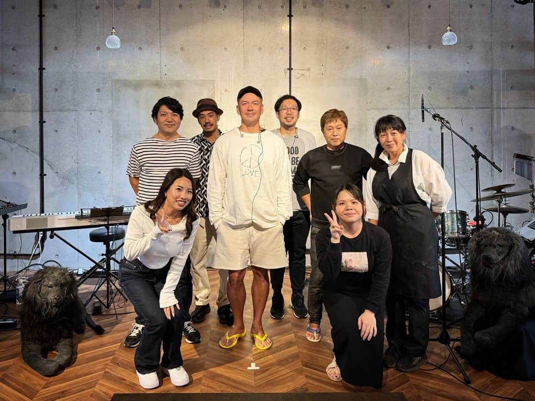 米倉利紀のインスタグラム：「“black LION -ENCORE” @ OKINAWA•MIYAKO ISLAND: THE FINAL SHOW  「あの日、あの場所で」出逢ったみなさんと、 「この日、この場所で」僕の声をシェア出来たこと。  人はなぜ出逢うのか、人はいつ出逢うのか。  もしかすると、その理由、意味なんて知る必要がないのかもしれません。  僕の記憶が正しければ、５、６年前に初めて宮古島を旅しました。  それから数年後、３年ほど前にひとりの島人と出逢いました。  その島人からひとり、ふたり、さんにん、たくさんの島人と出逢うことができています。  たったひとりの旅人が、宮古島で歌える日まで歩き続けることができました。  人はなぜ出逢うのか、人はいつ出逢うのか。  その理由、意味を知る日がくることを心から楽しみにしています。  宮古島の母のように僕を守ってくださる島人、 宮古島の家族のように僕を楽しませてくださる島人、 宮古島の弟のように、子のように僕を慕ってくださる島人、 「絶対にライブやろう！！」っと @haku_sparesort と繋いでくれた僕の大切な島人たち。  この日、この場所が僕の宮古島での歌人生の始まりです。  Haku様には今回のライブ開催に際し、たくさんのご理解とご協力をいただきました。  土岐さん、ゆうやくん、そしてスタッフの皆様、ありがとうございました。  東京から駆け付けてくれたメンバーのおふたり、スタッフのみなさんにも感謝の気持ちでいっぱいです。  全国各地からお集まり頂いたみなさん、 超満員の会場で、宮古島で歌わせてくれてありがとう。  また、宮古島に集合しましょう。  幸せです。  SUPER, toshi」