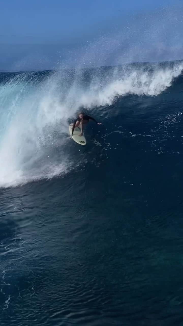 ローラ・エンバーのインスタグラム：「Love you cloudbreak! 48 hour Fiji strike mission was dreamy - Its been a while since I spent all day in my wetsuit & surfed till I couldn’t move my arms any more haha VINAKA 🇫🇯 🩵  Video @bentayler1  @billabongwomens @dylanshapes @sugarhousefiji」