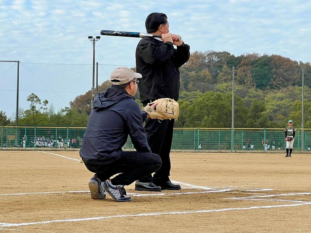 平井卓也のインスタグラム：「第34回古高松児童ソフトボール大会の開会式に参加しました。今朝は気温が下がっていましたが、子どもたちは元気いっぱい、グランドに歓声が響き渡っていました。少子化の影響でチーム数は減っていますが、大会は代々引き継がれています。￼大会関係者のご尽力に心から感謝します。皆さん頑張ってください。#平井卓也」