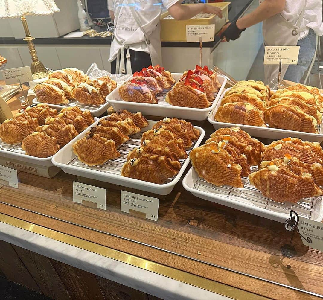 とぎもちさんのインスタグラム写真 - (とぎもちInstagram)「. 【三成駅 🇰🇷 삼성역】  三成駅 現代百貨店デパ地下にある レジャミオネット（레자미오네뜨）💕  ここの豪華クロワッサンたい焼き クボンイ（크봉이） ずっと食べたかった😍😍  ・ストロベリー ・あんバター ・バナナプディング ・ミルキークリーム ・チョコ ・レモン  外カリッとクリームたっぷり めっちゃ美味しかった🫣💓💓  #レジャミオネット #クボンイ #三成駅 #現代百貨店 #現代百貨店貿易センター店 #クロワッサンたい焼き #三成駅スイーツ #韓国スイーツ #레자미오네뜨 #현대백화점무역센터점 #크봉이 #삼성역 #삼성역맛집 #とぎもちクボンイ #とぎもちレジャミオネット #とぎもちクロワッサンたい焼き #とぎもち三成駅 #とぎもちデパ地下」11月26日 8時50分 - togistagram