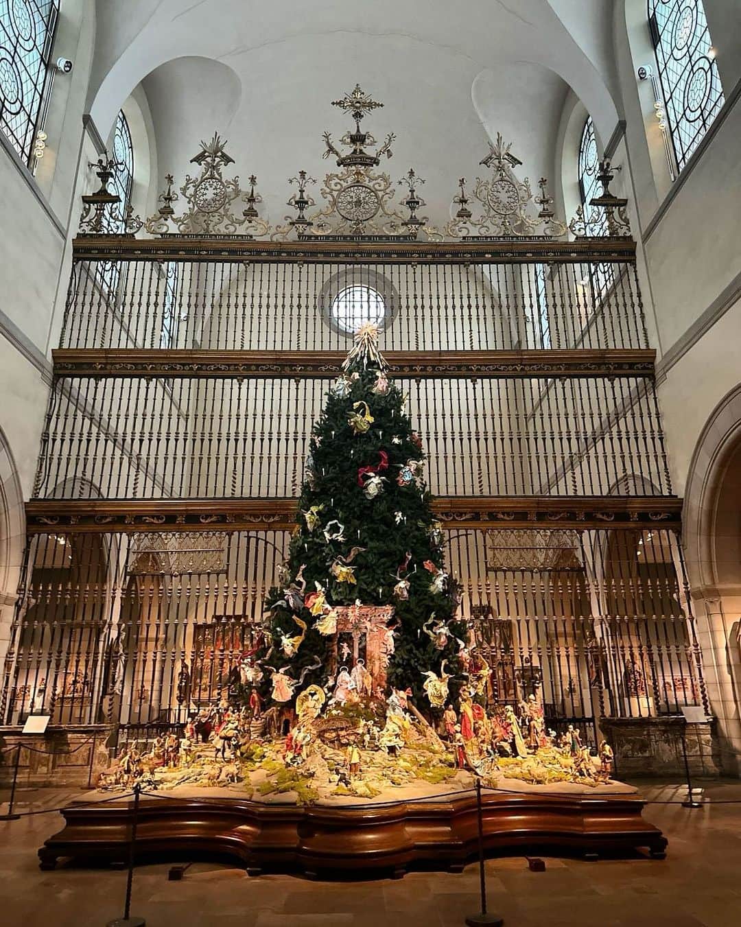 メトロポリタン美術館のインスタグラム：「Cue the “Home Alone,” pour the cocoa, and plan your trip to see The Met’s Christmas tree—the holiday season has arrived 🎄✨ ⁣⁣⁣ ⁣⁣ The magnificently lit, 20-foot blue spruce looms over a vivid 18th-century Neapolitan Nativity scene, surrounded by an array of lifelike figures with silk-robed angels hovering above. The scene describes in detail the Mediterranean harbor town’s multicultural population.⁣⁣⁣ ⁣ Tap the link in bio for more on the holiday season at The Met.⁣ ⁣⁣⁣ 📍 Find the tree in front of the 18th-century Spanish choir screen from the Cathedral of Valladolid in the Museum’s Medieval Sculpture Hall.⁣⁣⁣ ⁣⁣⁣ #MetChristmasTree」