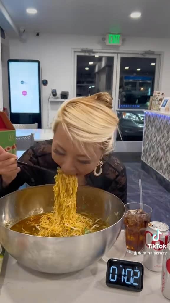 ライナ・ホワンのインスタグラム：「Newest Food challenge in Denver #RAINAISCRAZY @nowphodenver https://youtu.be/y3Z5xL1t_Cc?si=CLa0WYM1dvzXEzsc」