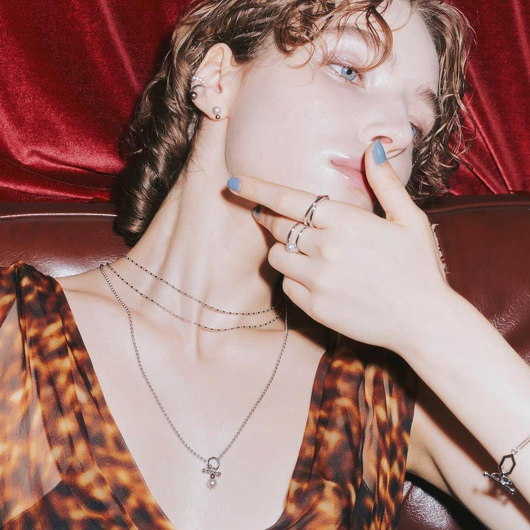 STAR JEWELRY Girlのインスタグラム：「ハムサムな印象のMONOTONE PEARL。 いつものファッションにクール&マニッシュさをプラスして。 GENDERLESSに着けこなせるシリーズです！  #pearl #パール #graypearl #グレーパール #monotonepearl #necklace #ネックレス #ring #bracelet #pierce #earcuff #パールジュエリー #silver  #シルバー #ootd #jewelry #ジュエリー #スタージュエリーガール #STARJEWELRYGIRL」