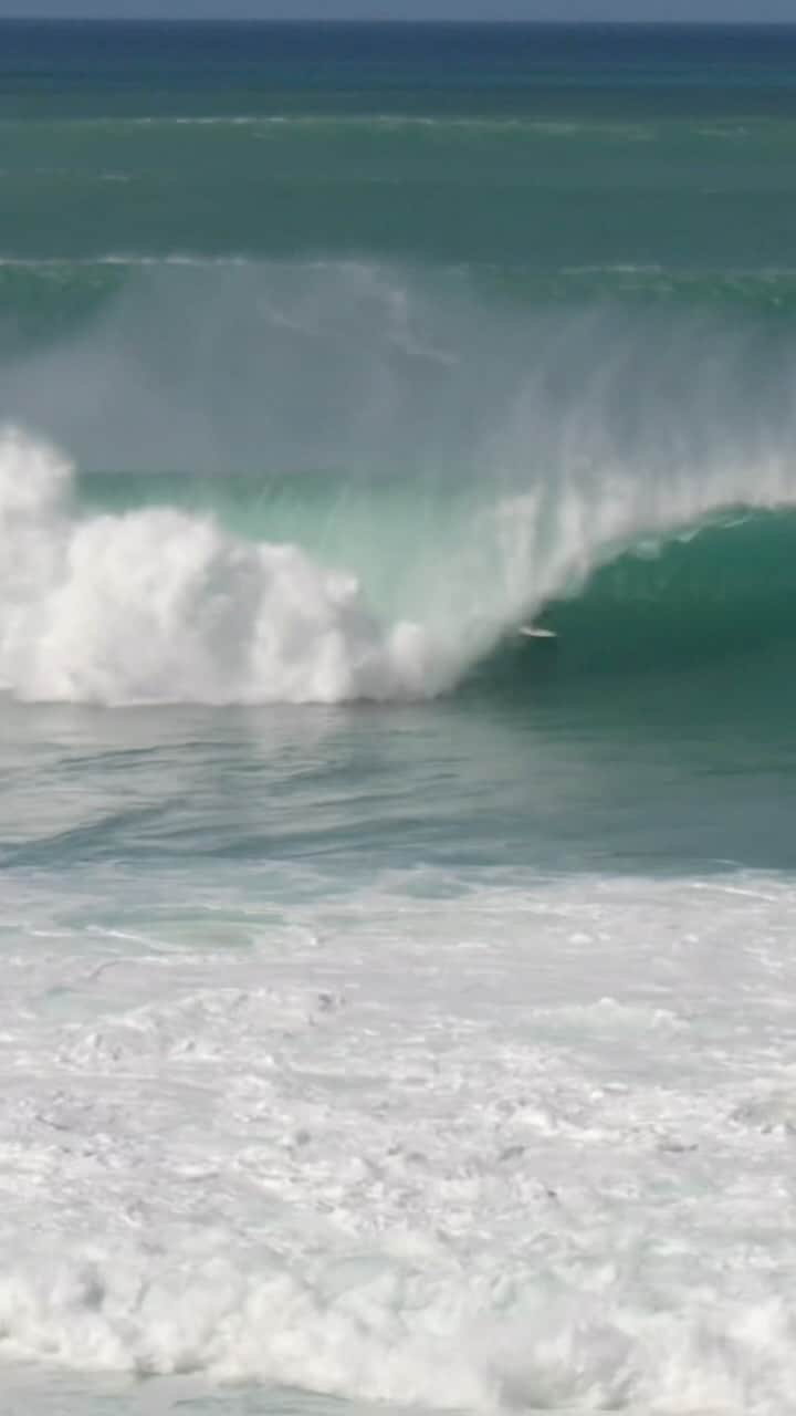 surflineのインスタグラム：「Pipeline cleaned up from this morning and started unloading on the first reef. There is a tight knit crew having a dig (@benjibrand above). Check out the live cam to watch the action. #SurflineCamRewind」