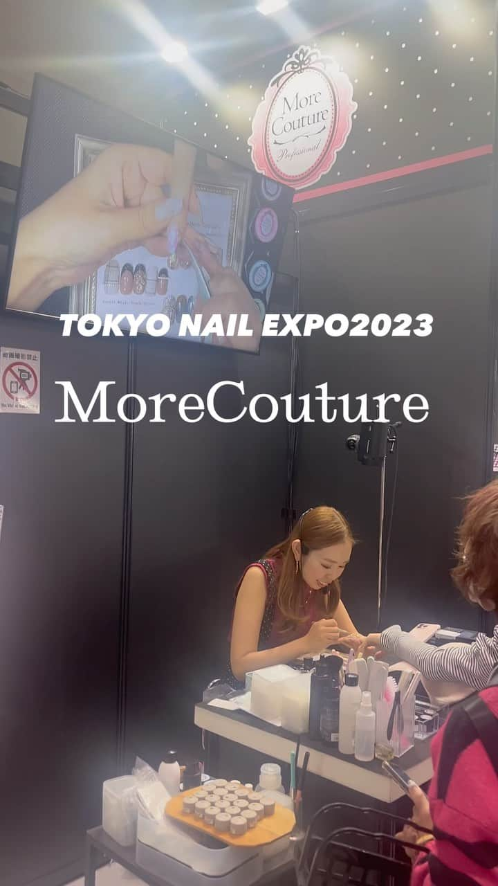 黒崎えり子のインスタグラム：「TOKYO NAIL EXPO2023✨  モアクチュール @morecouture_jp ブースにてerikonailスペシャルネイリストの永井優美がデモンストレーションを行いました！ @yuumi.na   ツイード柄とインク風ニュアンスネイルの2パターン♡ ご来場いただいた皆様、ありがとうございました！  #tokyonailexpo2023 #morecouture  #エリコネイル #エリコネイル表参道」