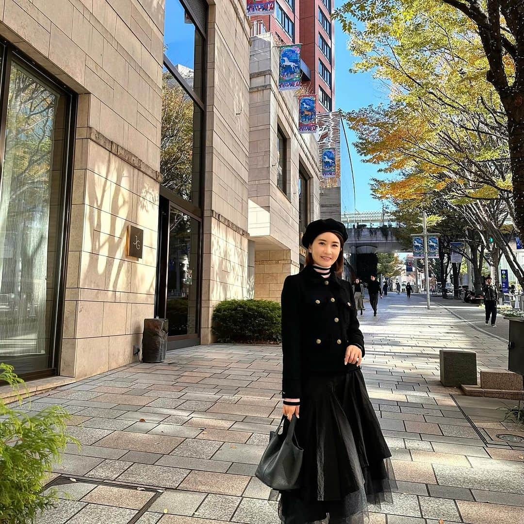 KAORI.OMURA 大村香織さんのインスタグラム写真 - (KAORI.OMURA 大村香織Instagram)「昨日はインスタLINEを見てくださって ありがとうございます✨  【Sedaction撮影会】の詳細をこちらに記載します✒️  輝き続ける女性起業家のための撮影PROJECT 「魅力する力をエンパワーメントするSeduction撮影会」  圧倒的な存在感で惹きつける あなたの「ビジネスビジュアル」を作りませんか？  ライブでも少しお話ししていますが 自分をブラッシュアップしていく事の大切さ…  会社員時代に衝撃を受けてから 考え方が変わったビジュアルブランディングへの想い 単なる可愛いから 選ばれる私にならなきゃいけなかった  今回は 一人ひとりに、自信と確信を ブランディングコピーライター　@yuko.yaku さんとの コラボ企画となります  一流企業の広告を20年以上手がけているからこそできる 貴方のブランディングコンセプト設計 イメージブランディングビジュアルを手にして 2024年ステージアップ！  ▪️日程工程 ①事前アンケート→ ②zoom打合せ（コンセプト決め）→ ③zoom打合せ（お洋服、メイクのご提案）→ ④撮影（1月19日or20日のいずれか）→ ⑤静止画2カット（修正済） 動画15秒程（修正無し）納品→  ①②③：12月（日時は決まってから調整） ④：1月19日or20日（どちらか都内予定） ⑤：1月末に納品  全日程、私も参加ですが主に③④⑤を担当します  お問合せ等はDMか公式LINEまで ご連絡ください☺︎  定員になり次第〆切ます☺︎  #ブランディング#ブランディング撮影#ブランディング戦略#撮影#女性起業家サポート」11月26日 9時07分 - kaori.omura