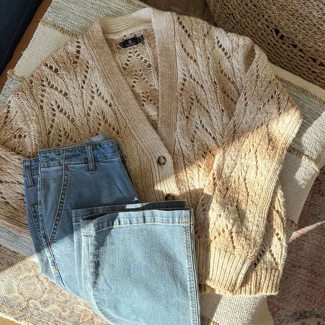 Volcom Women'sさんのインスタグラム写真 - (Volcom Women'sInstagram)「Making the holiday wishlist real easy ☑️ '1991 Stoned Low Rise Jeans' + 'Cosmosa Cardigan' 🎁」11月26日 9時08分 - volcomwomens