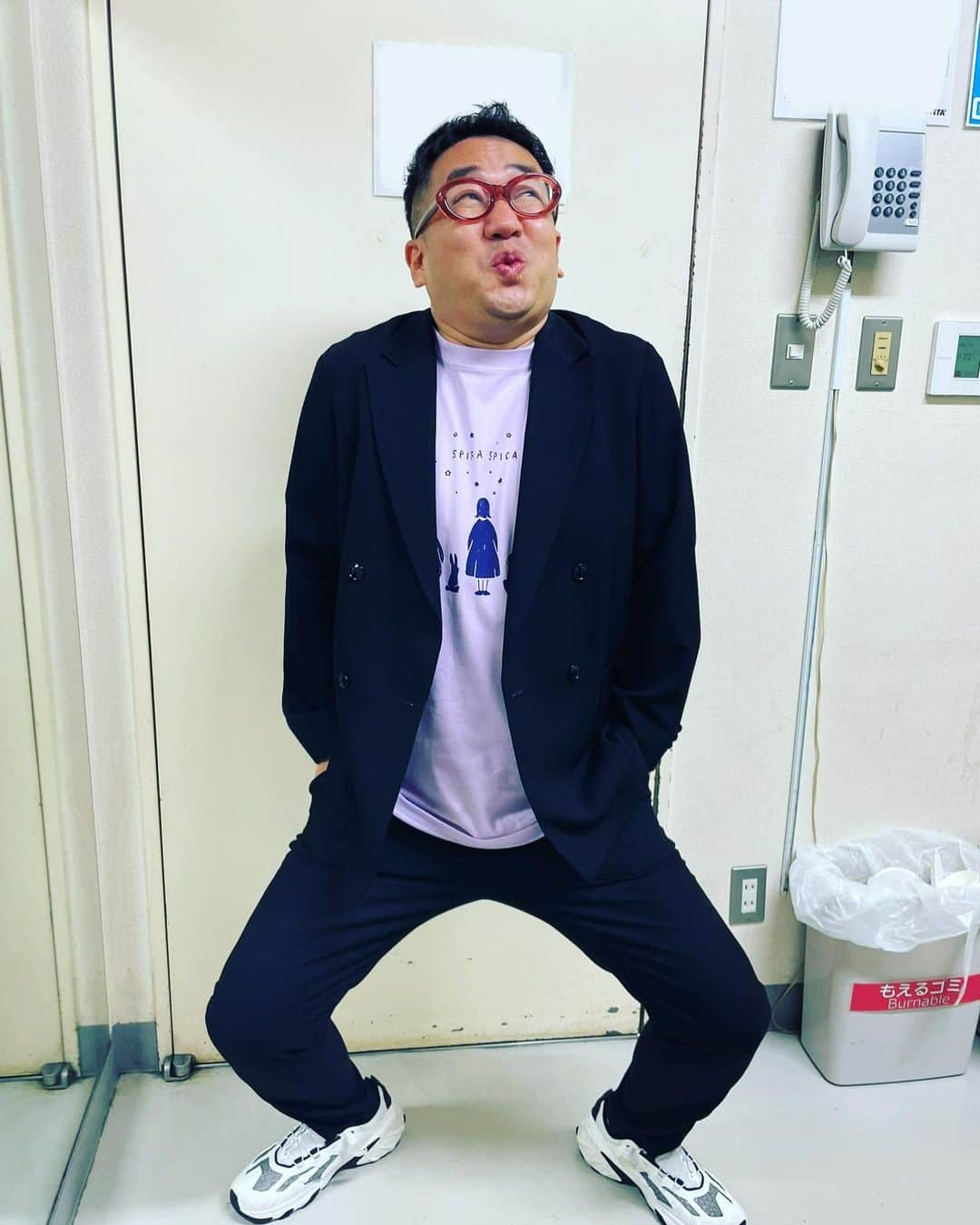 中西茂樹のインスタグラム：「いとこよ。見てみい。陽気が闇をつんざいてるわ。 #なすなか #従兄弟 #僕 #おもしろを追求した結果 #このような結果になりました #愛せる」