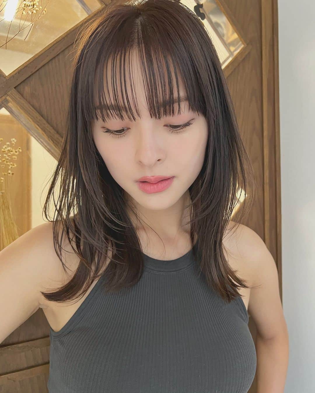 兼井遼のインスタグラム：「オリーブブラウン＊ フェイスレイヤー＊  柔らかくほつれるヘア😌  ツヤのある 暗くても透明のある カラーならお任せください☺️  11月12月のご予約も まだまだお取りできます🙇🏻  ご質問などは コメントにてお問い合わせください！😌  #ケアカラー  #ヘアアレンジ  #ケアダブルカラー  #巻き方  #髪質改善カラー  #イルミナカラー  #ミルクティーベージュ #グレージュ  #ケアブリーチ  #ハイライトカラー  #ハイトーンカラー  #ブリーチ  #ダブルカラー   #インナーカラー  #オリーブアッシュ  #グラデーションカラー  #グレージュカラー  #ツヤトーン  #パーマ  #艶髪  #外国人風  #髪質改善トリートメント  #くびれヘア  #シースルーバング  #髪質改善  #ラベンダーグレージュ  #オリーブグレージュ  #トリートメント  #ヘアアクセサリー　#インナーハイライト」
