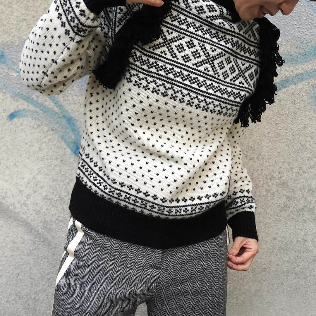 MāWさんのインスタグラム写真 - (MāWInstagram)「. [HYKE] NORDIC FRINGE SWEATER.  ３番単子の太い糸を使用。 軽く柔らかい特徴があるノルディック柄のニットです。 アームのフリンジ使いがポイントです。 同シリーズのベストと重ねてね着用もおすすめです。  ▶︎  #mawsapporo #MāW #hyke #sapporo #」11月26日 9時26分 - maw_sapporo