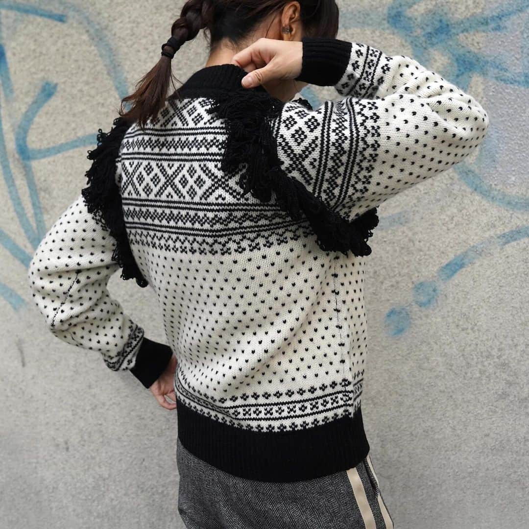 MāWさんのインスタグラム写真 - (MāWInstagram)「. [HYKE] NORDIC FRINGE SWEATER.  ３番単子の太い糸を使用。 軽く柔らかい特徴があるノルディック柄のニットです。 アームのフリンジ使いがポイントです。 同シリーズのベストと重ねてね着用もおすすめです。  ▶︎  #mawsapporo #MāW #hyke #sapporo #」11月26日 9時26分 - maw_sapporo