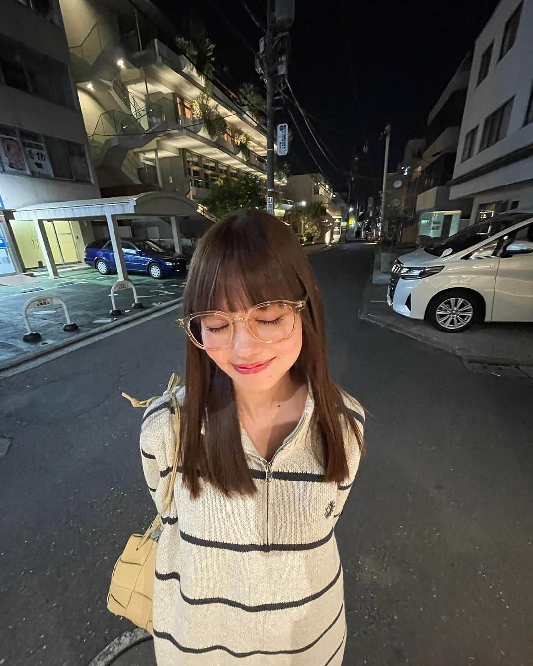 渡辺一正のインスタグラム：「こんなに可愛い人と髪型ってあるって言うくらい上手く切れた前髪とカラー😁😁😁いつもありがとうございますー！！！ 毎回スタッフに差し入れ用意しててくれてお気遣いありがとうございます(でも来てくれるだけで充分満たされてます)  #ラボトリートメント #ラボトリ #トリートメント #髪型改善 #ストレートではない髪質改善」