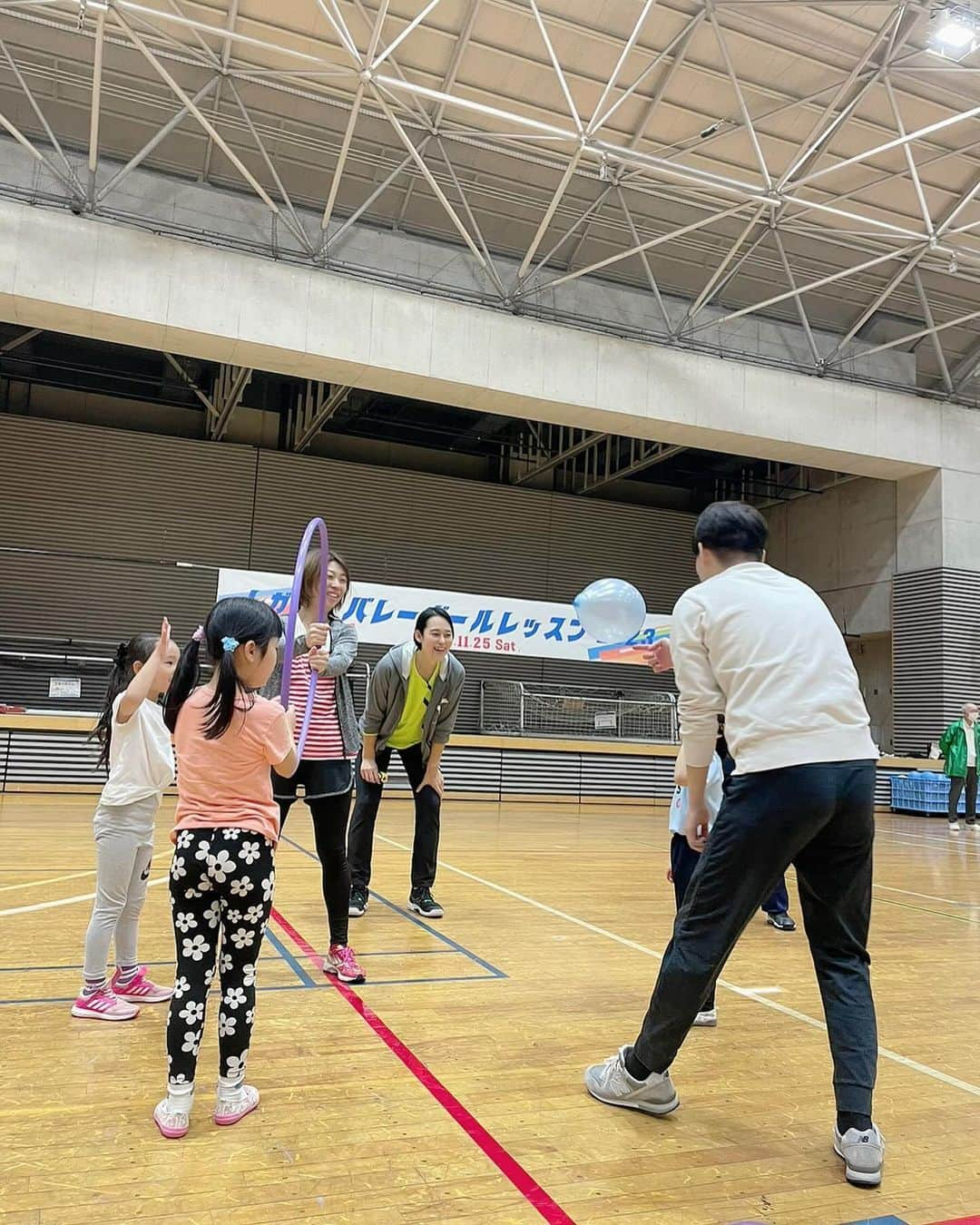 大山加奈さんのインスタグラム写真 - (大山加奈Instagram)「. 昨日はりおと一緒に 公益財団法人新宿未来創造財団さま主催の バレーボール教室でした🏐‼︎ . ①親子の部  ②初心者・初級者の部  ③経験者の部 と 幅広い世代のみなさんと バレーボールを通じて交流することができ また、りおと一緒ということもあり わたしにとっても とても楽しい時間となりました🥰 . 引退してからこうして りおと一緒にバレー教室するのは もしかして初めてかな🤔 . 参加してくださったみなさんにとっても 楽しい時間となっていたら嬉しいです🌸 . . 参加してくださったみなさま 公益財団法人新宿未来創造財団さま そしてりお ありがとうございました‼︎ . . #レガスバレーボールレッスン」11月26日 9時24分 - kanaoyama0619