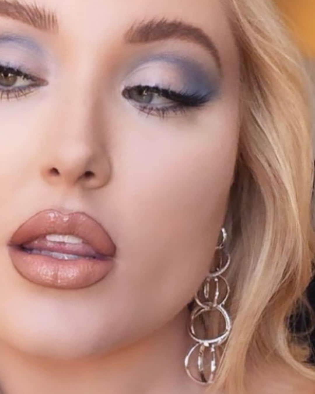 ヘイリー・ハッセルホフのインスタグラム：「🤍🦋」