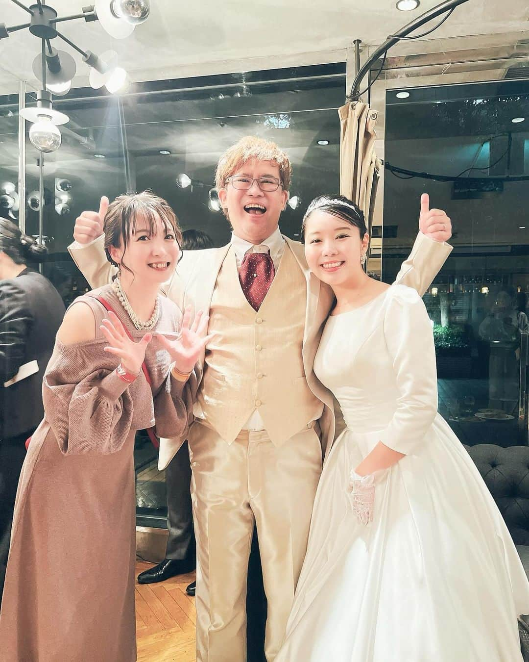 紗々さんのインスタグラム写真 - (紗々Instagram)「昨日は、長年のお友達の結婚パーティーでした🥰✨✨  昔お仕事でご一緒させていただき、10年以上仲良くさせてもらっているとても愉快な小嶋さん( ´ ▽ ` )ﾉ🌸 色んな大人気ゲームを担当された、元カプコンのプロデューサーさんです！  ご結婚されてからは奥様のにしむーさんとの仲良しほっこり投稿もされてて、勝手ににしむーさんに親近感を持っていた私🤭昨日初めてお会いして「(本物だ❣️)Twitterフォローしていいですか！？」と言ってしまいました🫣笑  特撮の聖地 #岩船山 で撮影された爆破ウエディングフォト＆ムービーからスタートして、第一線でご活躍されているプロの方々の凄いパフォーマンスやビデオメッセージ、普通じゃないめちゃくちゃ盛り上がるビンゴゲーム、終始みんなが楽しめる時間で✨ 手書きのカードには、プロフィールと参加者を「おまかせ」で紹介してくれるリストまでも！ 実は何て書かれてるのか楽しみでした🤭ありがとうございます🌸  終始笑いに包まれて、最後小嶋さんが感動的な事を言おうとしてる中、にしむーさんの天然の一言発言で会場が爆笑😂  普段からきっとこんな感じで楽しい毎日なんだろうなー！ と、めちゃくちゃ幸せな気持ちになりました🌸  小嶋夫妻のおもてなしとご友人達の愛が溢れていて、本当に素敵な素敵なパーティーでした✨✨✨ すごい楽しかったです‼️流石すぎました🥲👏  改めて、ご結婚おめでとうございます❣️ 末長くお幸せに(*´ω`*)🌸✨  (会場で超久しぶりにお会いできた皆さまもありがとうございました！！人見知りなので知り合いいるかなとドキドキしてましたが、お会いできてお話しできて楽しかったです〜！！またー！)  #小嶋家結婚パーティー #結婚パーティー #happywedding #weddingparty」11月26日 9時35分 - 03sasa03