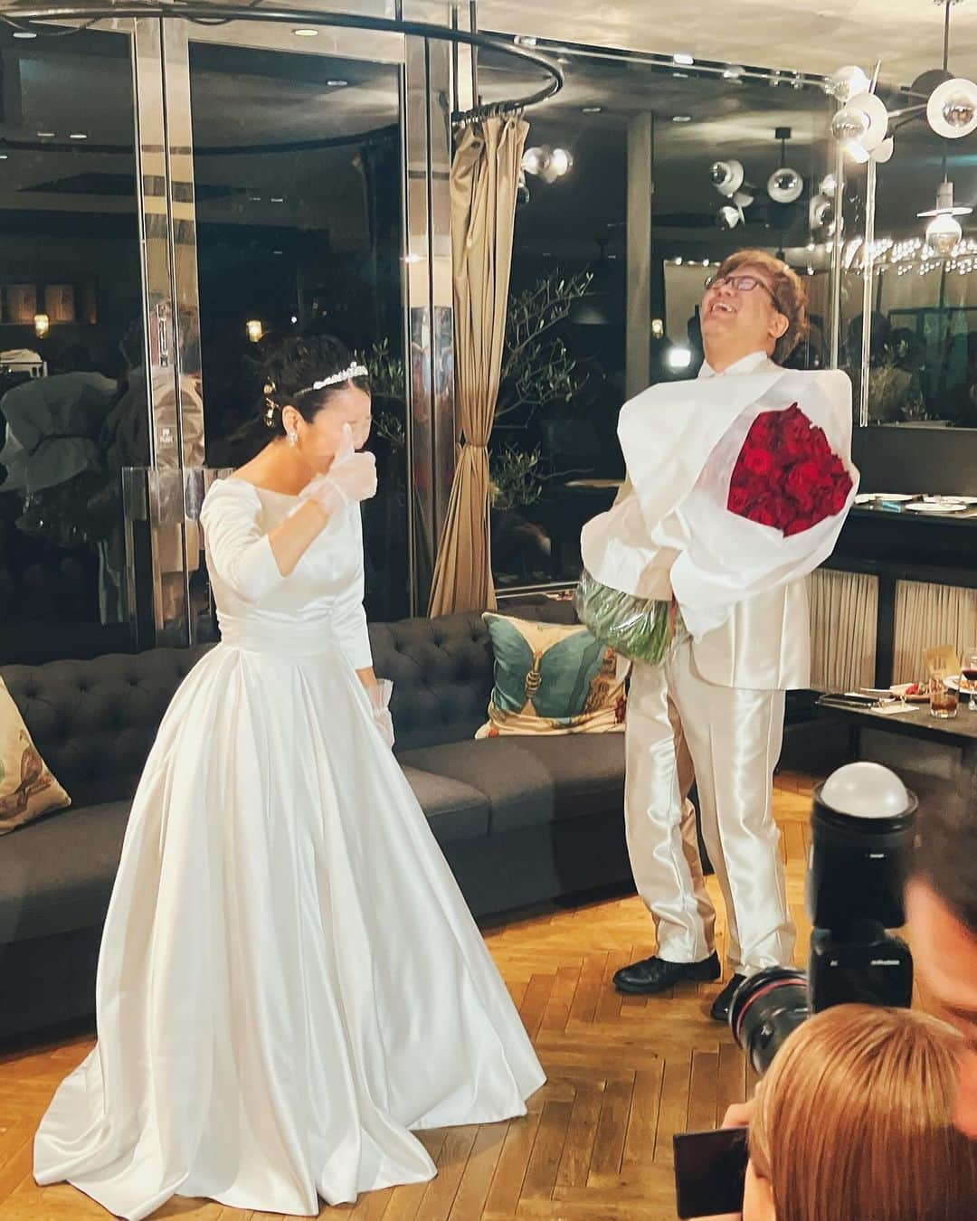 紗々さんのインスタグラム写真 - (紗々Instagram)「昨日は、長年のお友達の結婚パーティーでした🥰✨✨  昔お仕事でご一緒させていただき、10年以上仲良くさせてもらっているとても愉快な小嶋さん( ´ ▽ ` )ﾉ🌸 色んな大人気ゲームを担当された、元カプコンのプロデューサーさんです！  ご結婚されてからは奥様のにしむーさんとの仲良しほっこり投稿もされてて、勝手ににしむーさんに親近感を持っていた私🤭昨日初めてお会いして「(本物だ❣️)Twitterフォローしていいですか！？」と言ってしまいました🫣笑  特撮の聖地 #岩船山 で撮影された爆破ウエディングフォト＆ムービーからスタートして、第一線でご活躍されているプロの方々の凄いパフォーマンスやビデオメッセージ、普通じゃないめちゃくちゃ盛り上がるビンゴゲーム、終始みんなが楽しめる時間で✨ 手書きのカードには、プロフィールと参加者を「おまかせ」で紹介してくれるリストまでも！ 実は何て書かれてるのか楽しみでした🤭ありがとうございます🌸  終始笑いに包まれて、最後小嶋さんが感動的な事を言おうとしてる中、にしむーさんの天然の一言発言で会場が爆笑😂  普段からきっとこんな感じで楽しい毎日なんだろうなー！ と、めちゃくちゃ幸せな気持ちになりました🌸  小嶋夫妻のおもてなしとご友人達の愛が溢れていて、本当に素敵な素敵なパーティーでした✨✨✨ すごい楽しかったです‼️流石すぎました🥲👏  改めて、ご結婚おめでとうございます❣️ 末長くお幸せに(*´ω`*)🌸✨  (会場で超久しぶりにお会いできた皆さまもありがとうございました！！人見知りなので知り合いいるかなとドキドキしてましたが、お会いできてお話しできて楽しかったです〜！！またー！)  #小嶋家結婚パーティー #結婚パーティー #happywedding #weddingparty」11月26日 9時35分 - 03sasa03